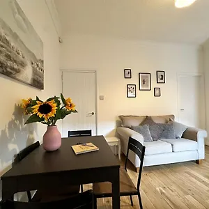 Holiday home 4 Bed 3 Bedroom Near Centre, Middlesbrough